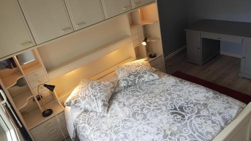 BedinReims "burgundy bottle" 110m2 Exceptional, 4 chambres doubles, 2 bain, free park & wifi, tout équipé