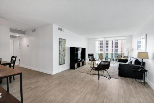 THE TIDES 2 bedrooms 9th floor WE ARE ON THE BEACH! thumb 4