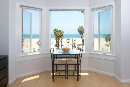 แอร์ เวนิส ออน เดอะ บีช (AIR Venice on the Beach) near หาดเวนิซ