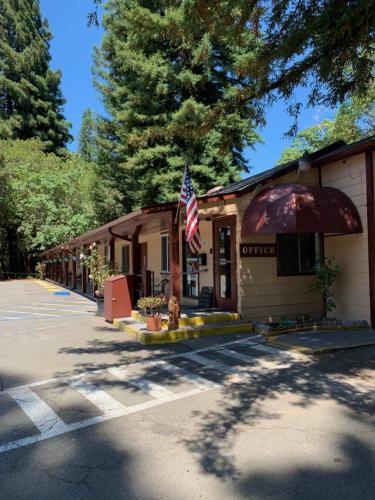 Entrance, Dean Creek Resort in Redway (CA)