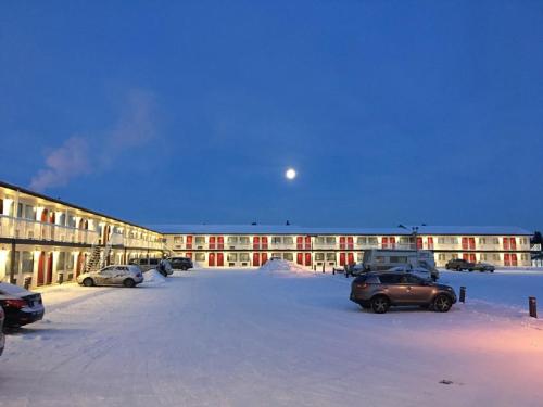 Red Deer Inn & Suites