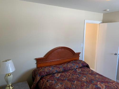 Red Deer Inn & Suites