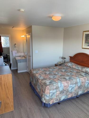 Red Deer Inn & Suites