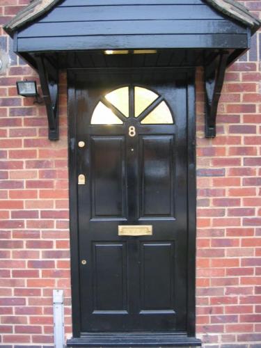 Renovated Classic Coach House In Scandi Style, Upton Park, London