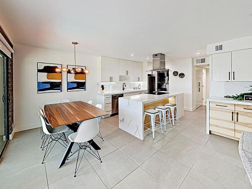 New Listing! Chic Condo In The Heart Of Old Town Condo - main image