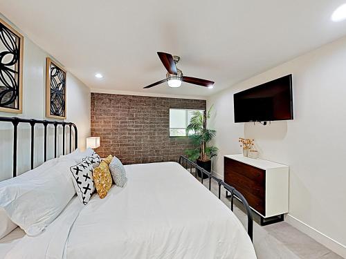 New Listing! Chic Condo In The Heart Of Old Town Condo - image 2