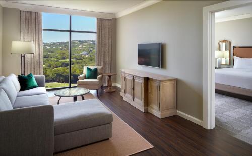 Signature Fairways Suite
- 1 King Bed