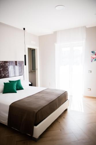 Double Room with Balcony image 2