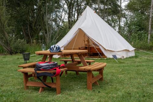 Sleeps-6 lakeside bell tent - Suffolk - Hotel - Sudbury