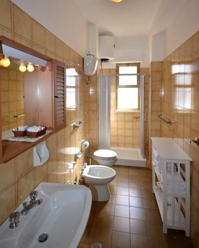 Bathroom, Hotel A-14 in Modugno