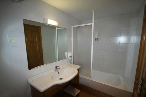 Koupelna, Hotel, Bungalows y Camping Viu in Linas De Broto