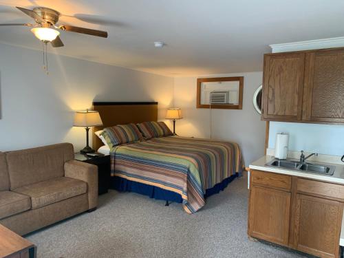 M22 Inn Empire - main image