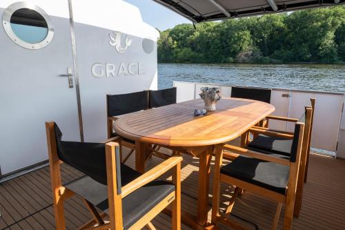 GRACE Suite mit zwei Schlafzimmern 3.9km von Amselweg entfernt