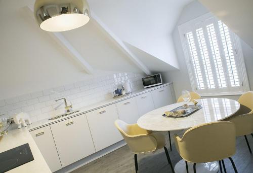 Sanderson Suites - image 3