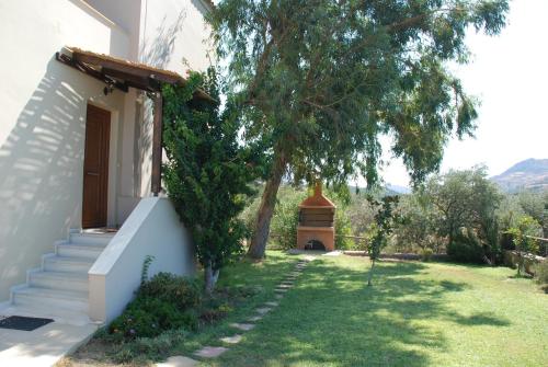 Villa with a pool in Lefkogia