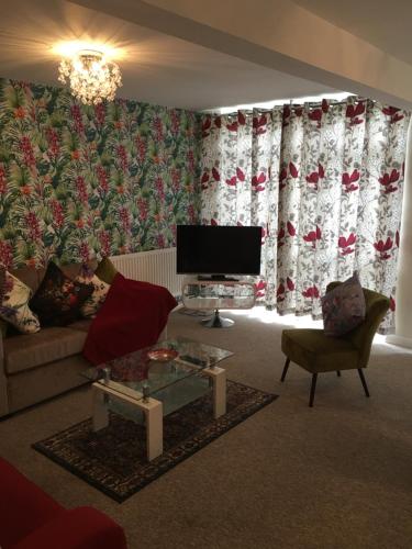 Warm & Cosy Birch Close House with Free Parking & Sleeps 8 - image 12