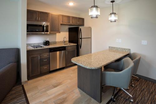Kitchen, Little Crow Hotel & Conference, Trademark by Wyndham in Spicer