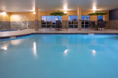 Swimming pool, Little Crow Hotel & Conference, Trademark by Wyndham in Spicer