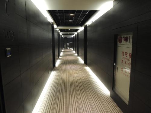 V ワン ホテル (葳皇時尚飯店)