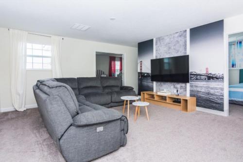 Gorgeous Home with Pool and Game Room CG1680 - image 4