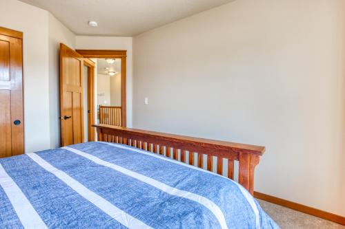 Seaside Upscale Townhome - image 4