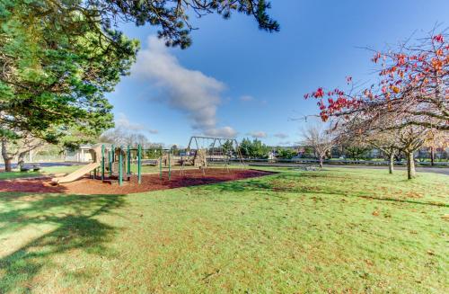 Seaside Upscale Townhome - image 7