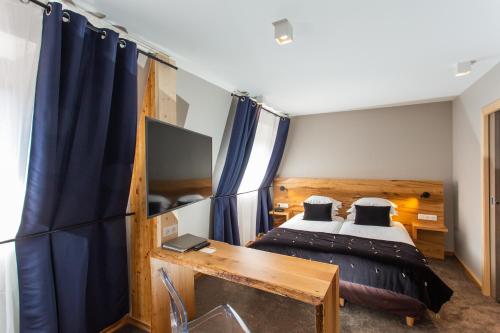 1 king bed, 2 twin beds