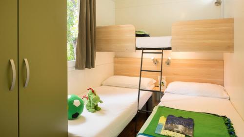 2 bedrooms, 4 beds