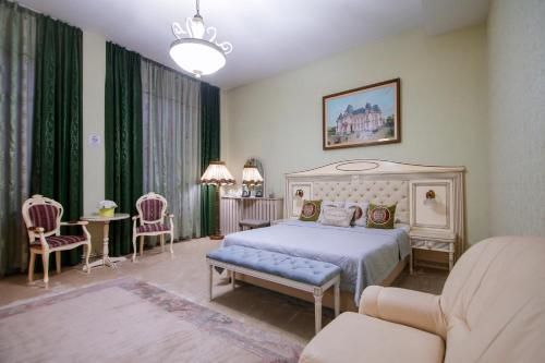 1 queen bed, 1 sofa bed