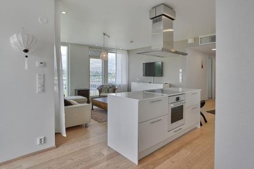 1BR City Center Home by the Park with Private Sauna, Balcony & Lake View, Helsinki (zdjęcie 6)