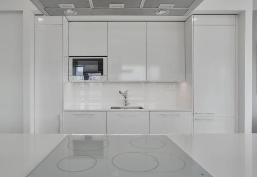 1BR City Center Home by the Park with Private Sauna, Balcony & Lake View, Helsinki (zdjęcie 4)