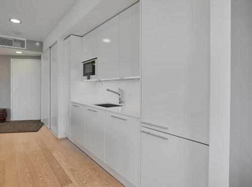 1BR City Center Home by the Park with Private Sauna, Balcony & Lake View, Helsinki (zdjęcie 5)