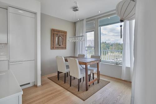 1BR City Center Home by the Park with Private Sauna, Balcony & Lake View, Helsinki (zdjęcie 8)