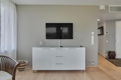 1BR City Center Home by the Park with Private Sauna, Balcony & Lake View, Helsinki (zdjęcie 10)