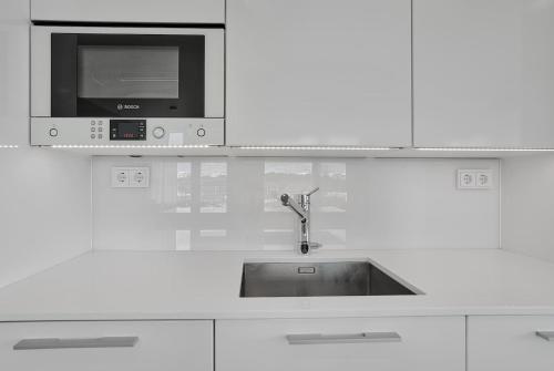 1BR City Center Home by the Park with Private Sauna, Balcony & Lake View, Helsinki (zdjęcie 9)