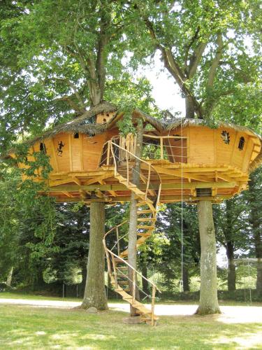 Insolite dans les arbres Les Ormes, Epiniac - Chambre d'hôtes - Épiniac