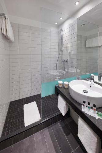 GHOTEL hotel & living Koblenz Ideally located in the Sud area, GHOTEL hotel & living Koblenz promises a relaxing and wonderful visit. The property offers a wide range of amenities and perks to ensure you have a great time. All the