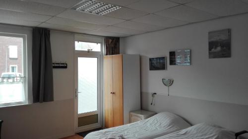 3 twin beds
