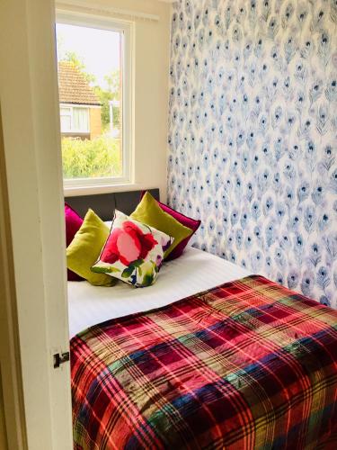 Warm & Cosy Birch Close House with Free Parking & Sleeps 8 - main image