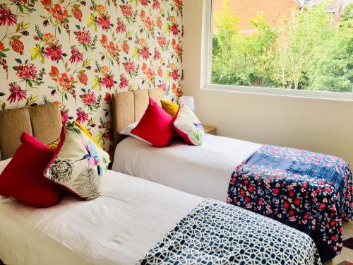 Warm & Cosy Birch Close House with Free Parking & Sleeps 8 - image 4
