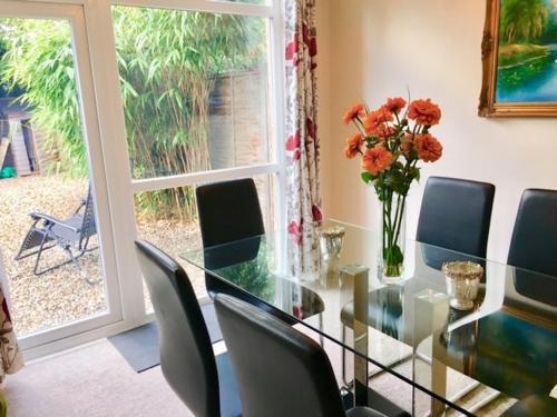 Warm & Cosy Birch Close House with Free Parking & Sleeps 8 - image 6