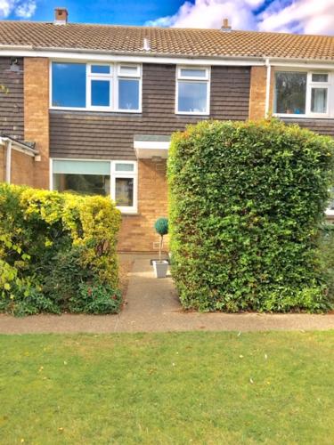 Warm & Cosy Birch Close House with Free Parking & Sleeps 8 - image 9