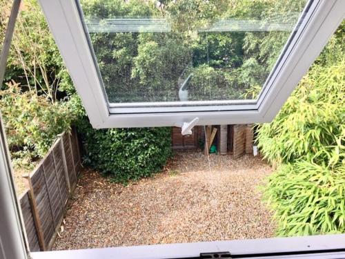 Warm & Cosy Birch Close House with Free Parking & Sleeps 8 - image 2