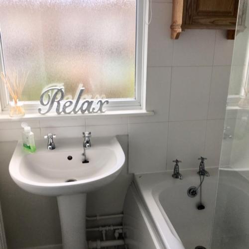 Warm & Cosy Birch Close House with Free Parking & Sleeps 8 - image 8