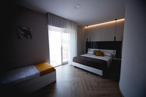 Triple Room with Balcony image 3
