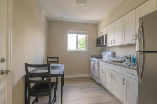 Contemporary 2BR Apartment in Midtown-Wynwood - image 2