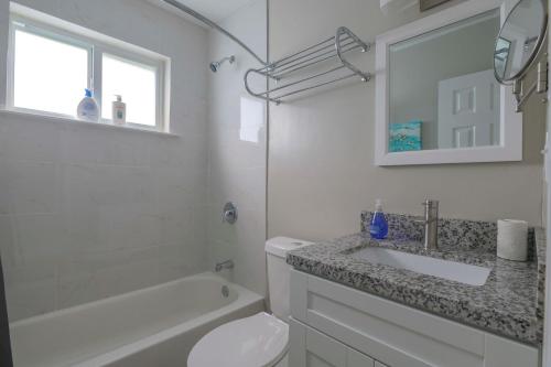 Stylish 2BR Apartment in Midtown-Wynwood - image 4