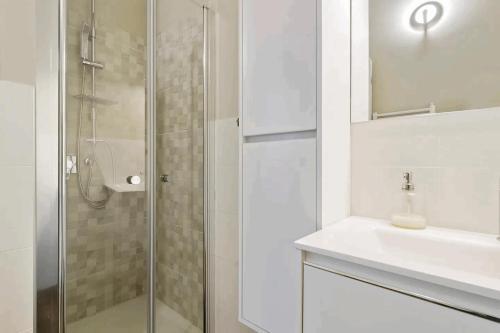 Isola View Renovated Apartment - image 14