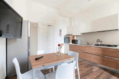 Isola View Renovated Apartment - image 7