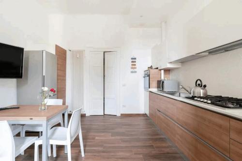 Isola View Renovated Apartment - image 2